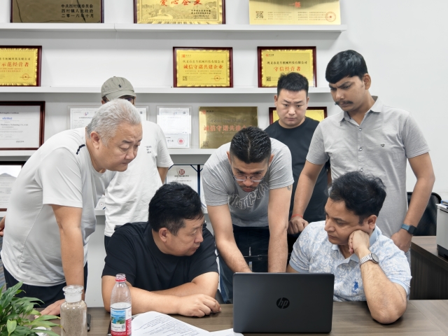設(shè)備驗(yàn)收:印度客戶(hù)來(lái)廠核查炭化機(jī)質(zhì)量